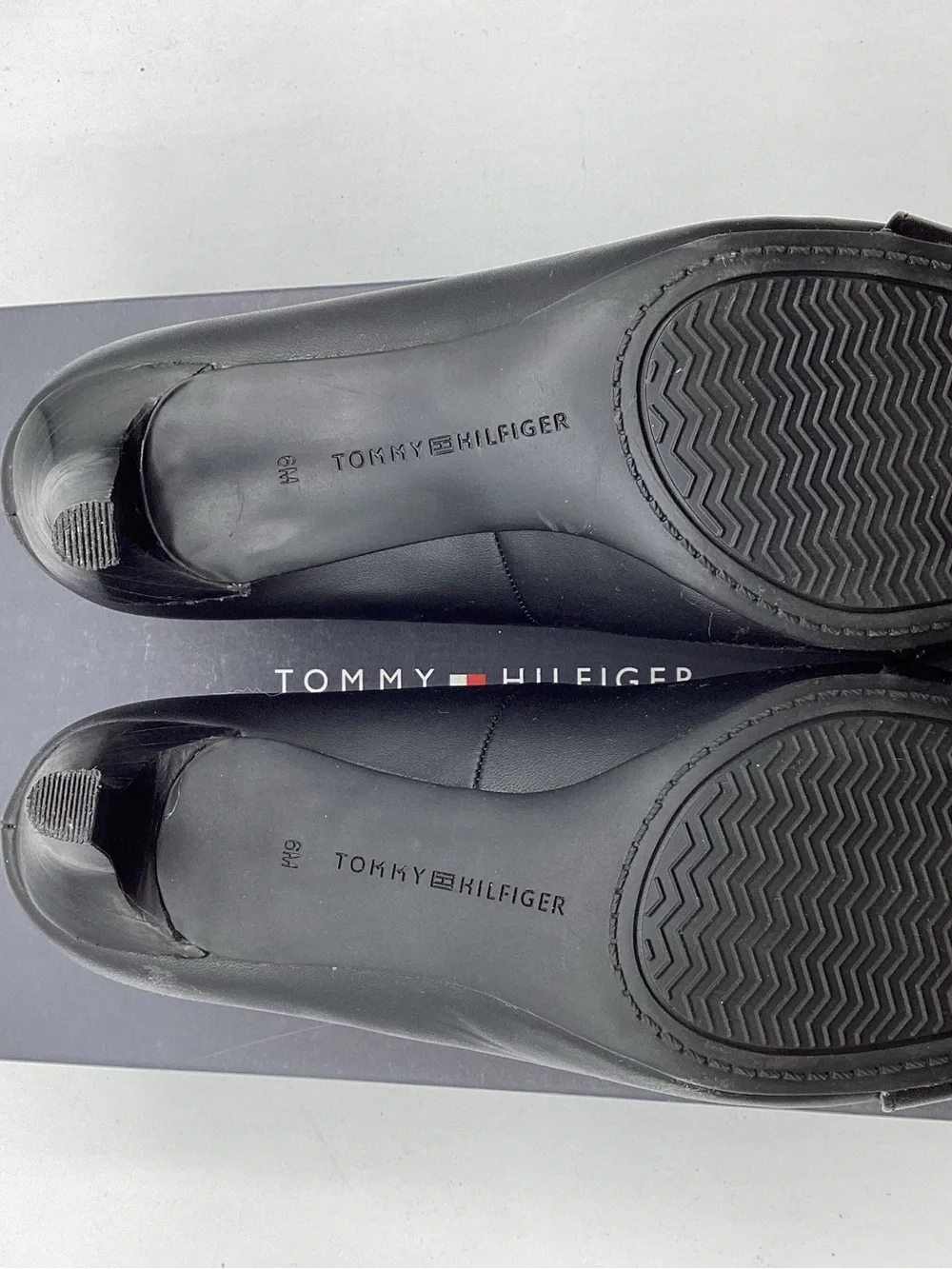 Tommy Hilfiger Black Leather Mid-Heel Pumps with Gold Accent Women’s size 6M